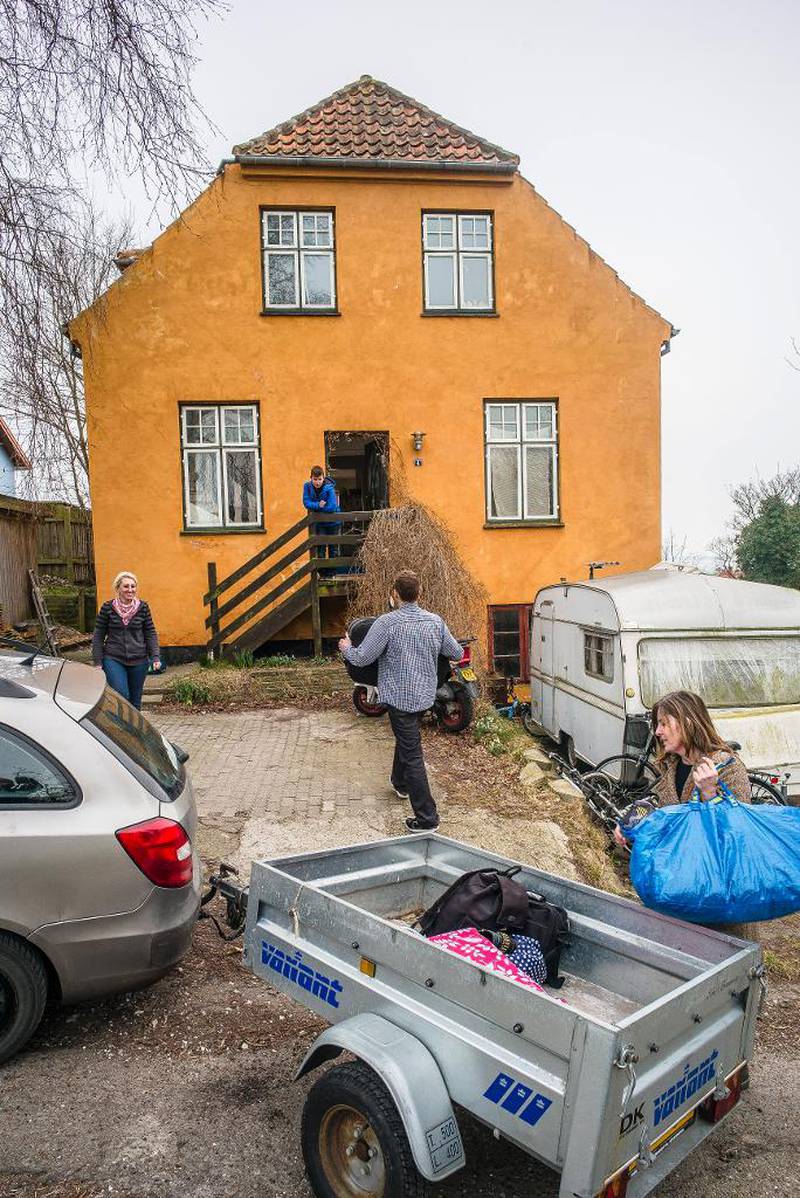 Malin Westerlund lemper Ikea-bager. Dette huset blir asylsøkernes nye hjem for en kort stund. Her bor eldste sønn Almedin (midt i bildet), som tar i mot mor Zijada og lillebror Almin.