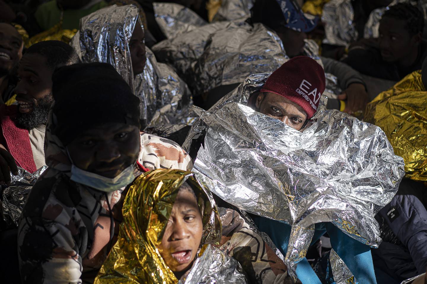 Migranter og flyktninger fikk hjelp om bord i den spanske redningsskøyta Aita Mary etter at de ble reddet opp fra en overfylt trebåt i drift i Middelhavet 28. januar i år. Båten befant seg da ca. 165 kilometer utenfor Libyas kyst. Foto: Pau de la Calle / AP / NTB