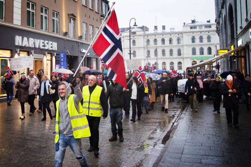 Mange hadde tatt med seg norske flagg etter oppfordringer på Facebook. 