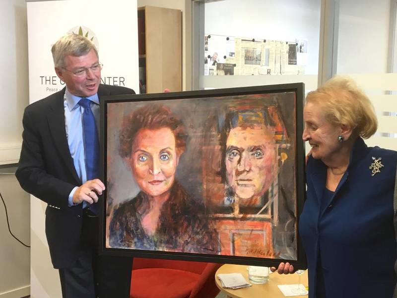 Tidligere amerikansk utenriksminister Madeleine Albright (til høyre) fikk et maleri av kunstneren Kjetil Haaland i gave da hun forleden besøkte Oslosenteret og Kjell Magne Bondevik (til venstre). Avbildet er en yngre Albright og George Washington.