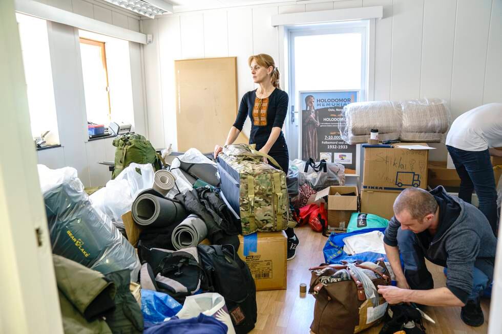 Oksana Huk samler inn klær til krigen i Ukraina.