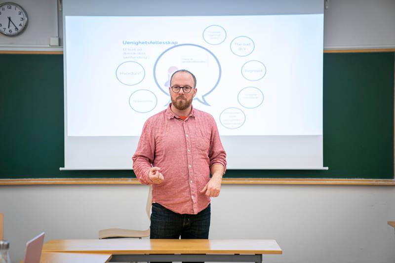 Lars Laird Iversen underviser om uenighetsfellesskap.