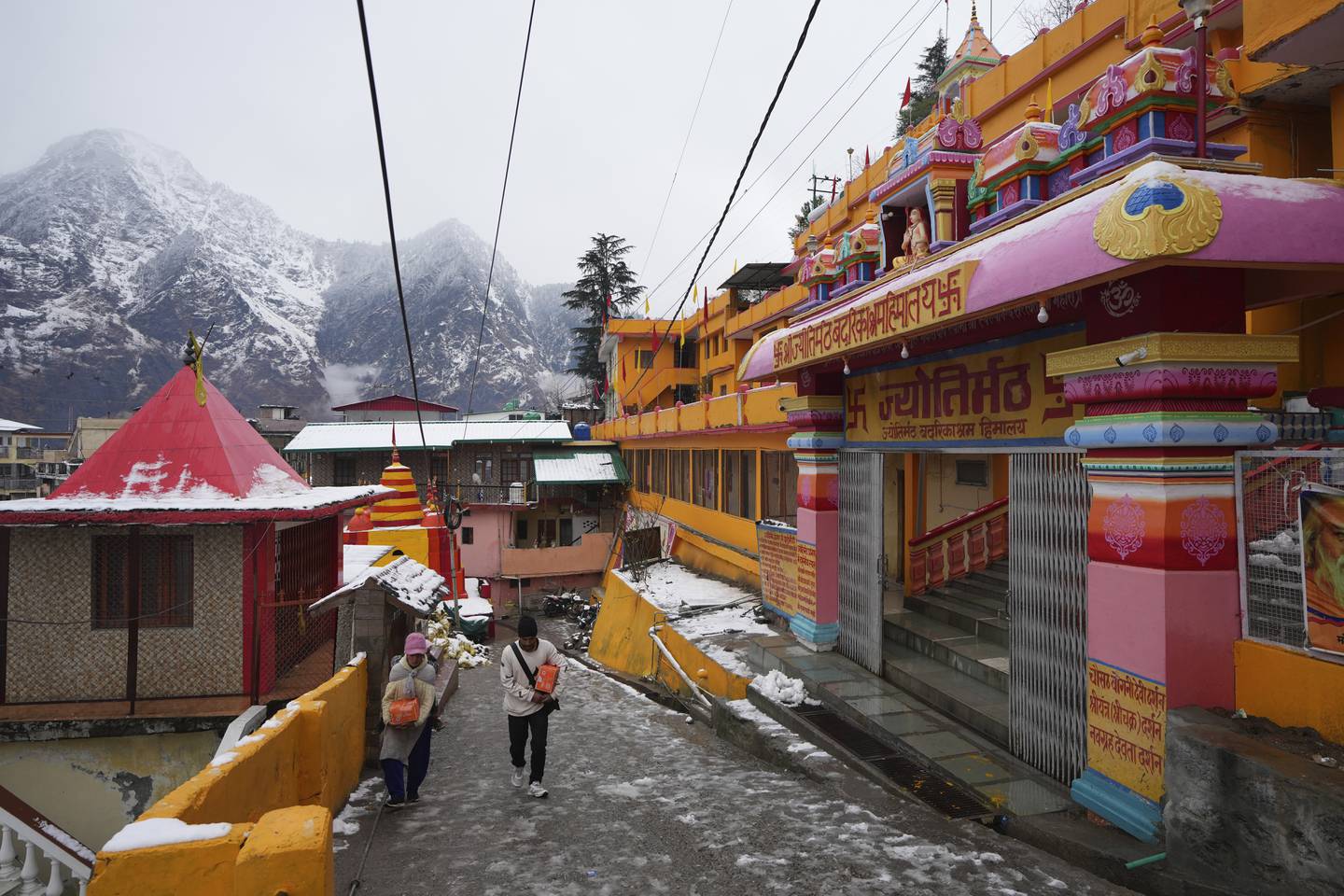 Pilegrimer ved det berømte Adi Shankaracharya-klosteret i Joshimath i Uttarakhand i Himalaya. Byen og tempelet står i fare for å synke i jorda på grunn av klimaendringer, bygging av veier og kraftverk og turisme. Foto: Rajesh Kumar Singh / AP / NTB