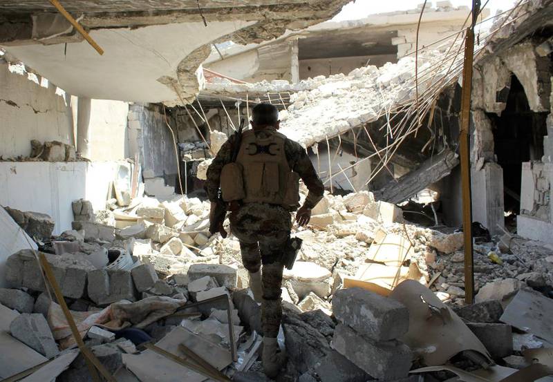FOLKETOMT: Bortsett fra en og annen militær, ser man knapt et menneske i ruinene i Sinjar.