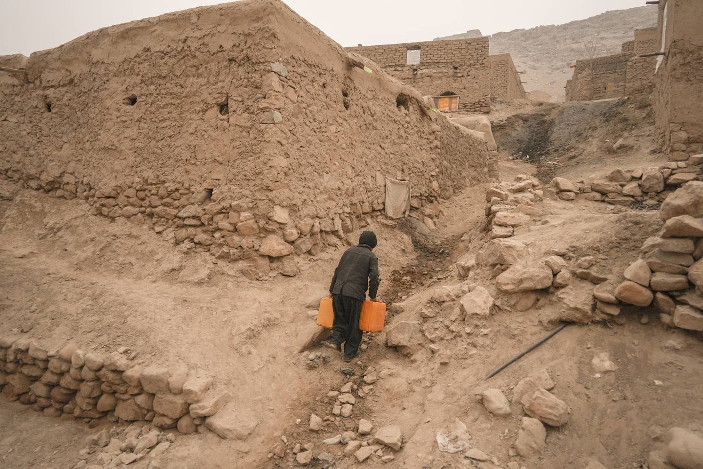 Ein afghansk gut ber kanner med vatn i  Balucha