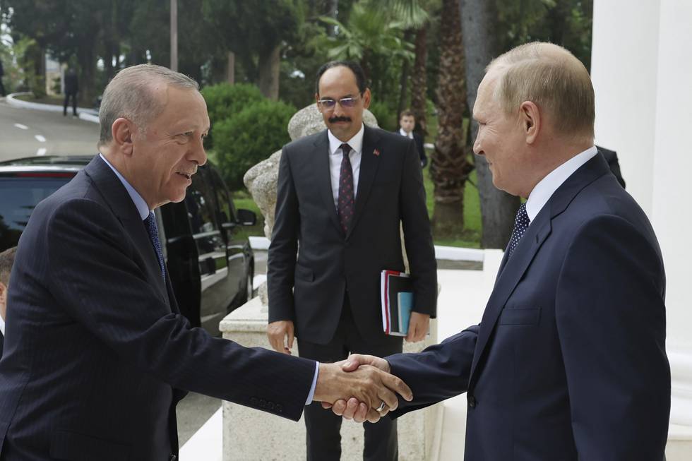 Russlands president Vladimir Putin tar imot Tyrkias president Recep Tayyip Erdogan i Sotsji ved Svartehavet. Foto: Den tyrkiske presidentens kontor / AP / NTB