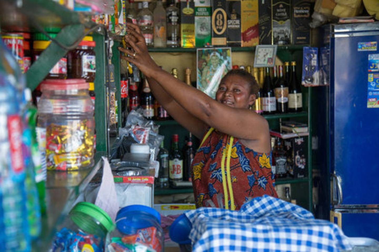 Ghana:  Før pandemien hadde Ivy planer om å søke  lån for å utvide kafeen. Nå er slike sosiale settinger betraktet som risikofylt. Få folk kommer innom for å sitte og drikke.