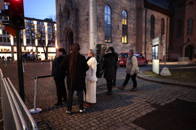 Oslo 20200103. 
Allerede tidlig fredag morgen var det frammøtte som ventet foran sperringene før bisettelsen av Ari Behn i Oslo domkirke.
Foto: Lise Åserud / NTB scanpix