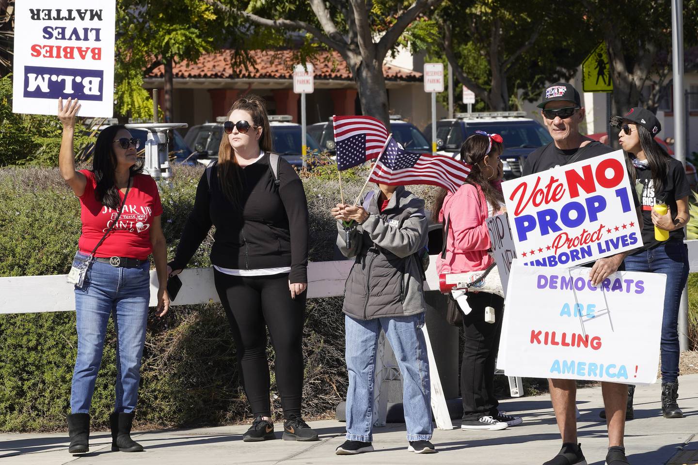 DEMONSTRANTER: Abortmotstandere demonstrerer i California. Der ble lovforslaget som skulle sikre retten til abort stemt fram.