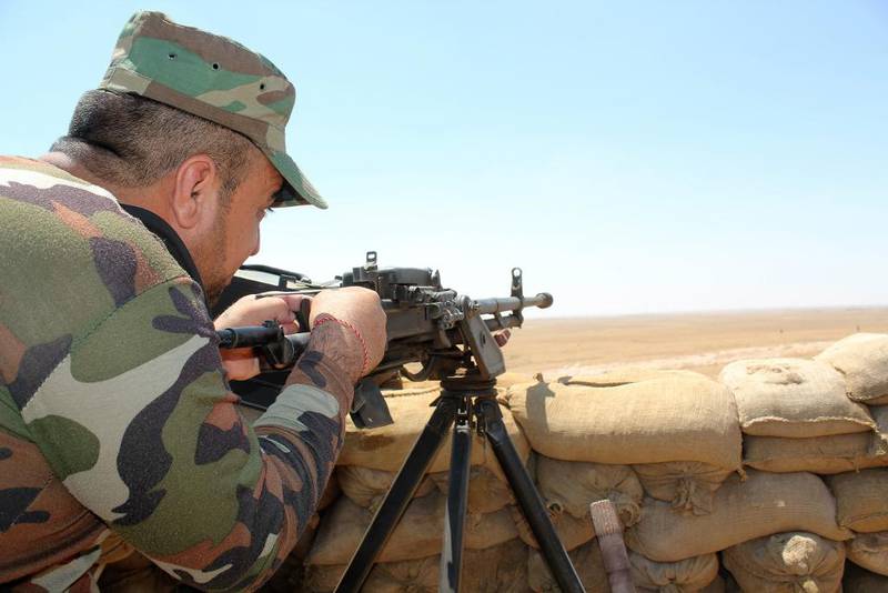 FRONTLINJEN: En jesidisk peshmerga-soldat poserer ved frontlinjen mot de IS-kontrollerne områdene i Sør-Sinjar.