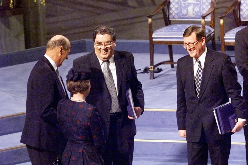 Åtte måneder etter inn­gåelsen av Langfredagsavtalen for Nord-Irland, kunne kong Harald og dronning Sonja gratulere John Hume og David Trimble (t.h.) med Nobels fredspris under Nobel­seremonien i Oslo Rådhus.