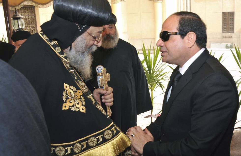 Egypts president Abdel Fattah al-Sisi (til høyre) møtte den koptiske pave Tawadros II for å sørge over de koptisk kristne egypterne som ble drept av terrorgruppen IS.