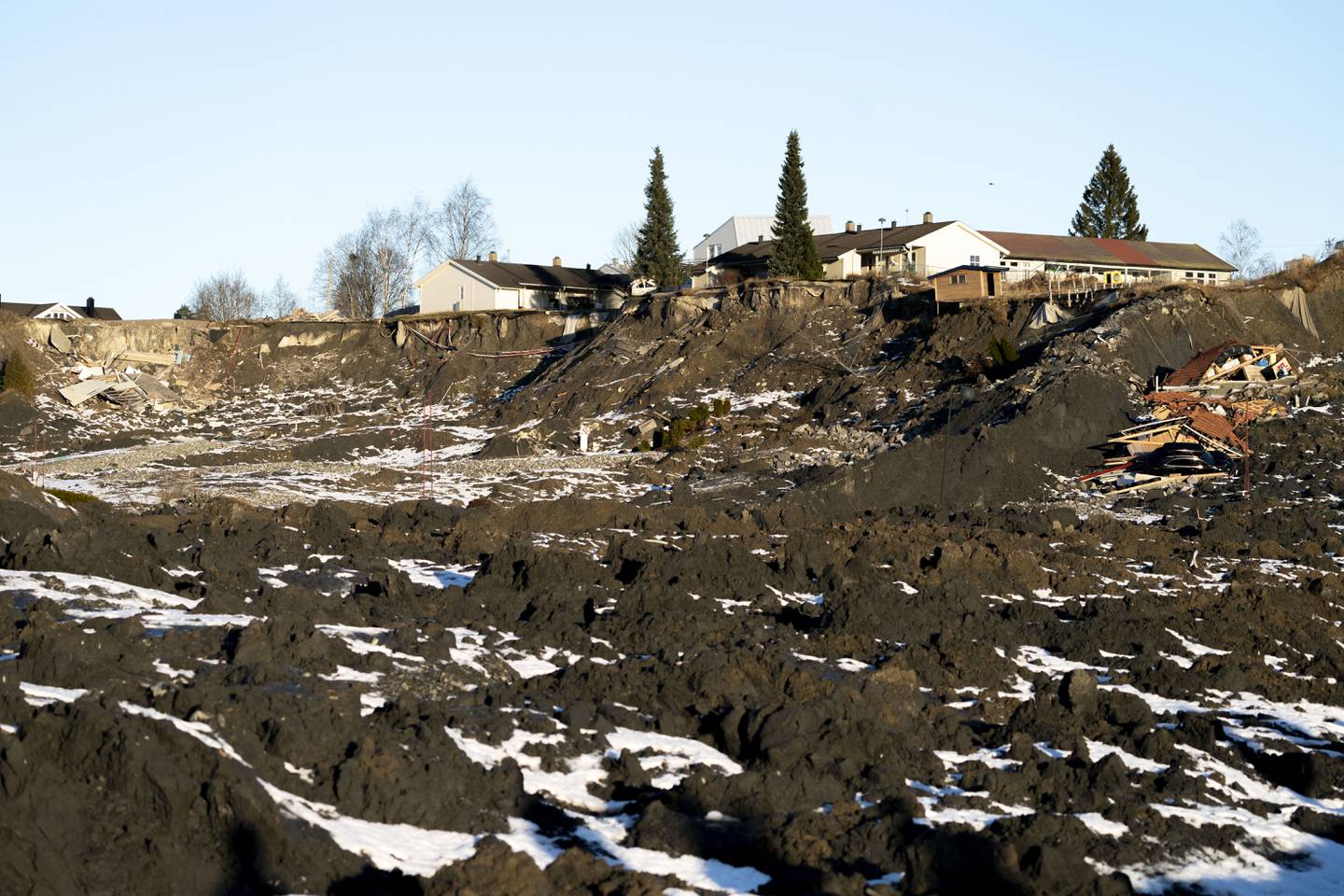 30. desember 2021 er det ett år siden kvikkleireskredet i Ask i Gjerdrum kommune. NVE er i gang med et omfattende sikrings- og gjenoppbyggingsarbeid. Foto: Torstein Bøe / NTB