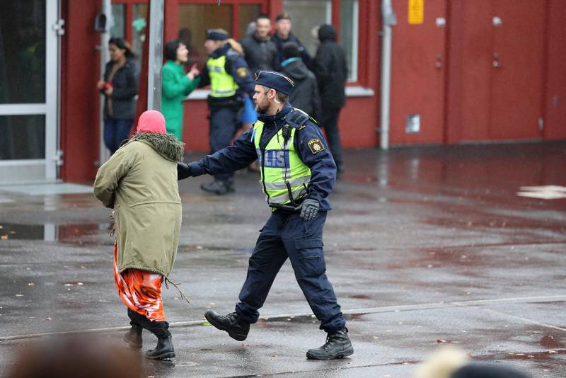 Svensk politi gjennomsøker Kronan skole etter angrepet, for å se om det er andre skadde der.