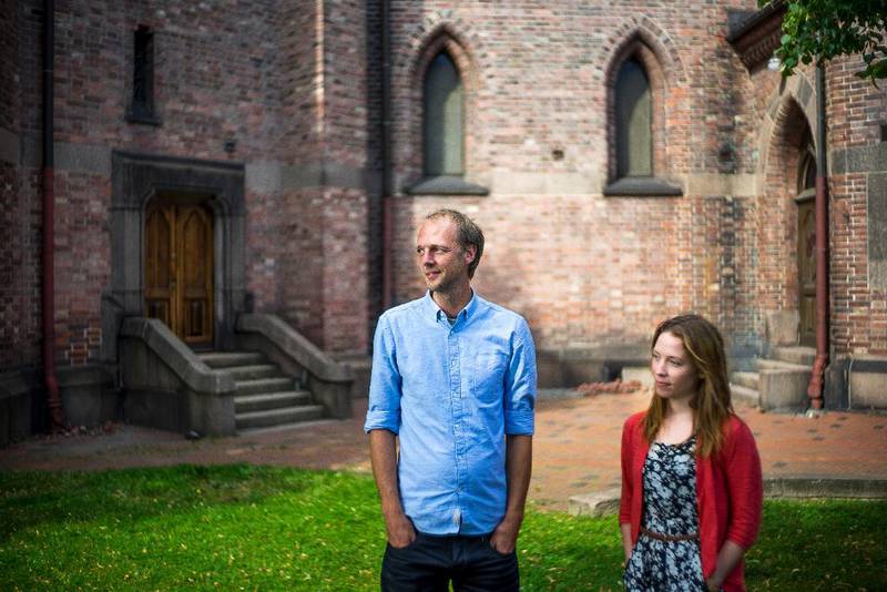 Søsknene Stian og Solgun Tveit skal stemme ved kirkevalget i Tunsberg bispedømme. Stian har ikke bestemt seg for hvem han skal stemme på, mens Solgun vil la spørsmålet om likekjønnet vigsel avgjøre.
