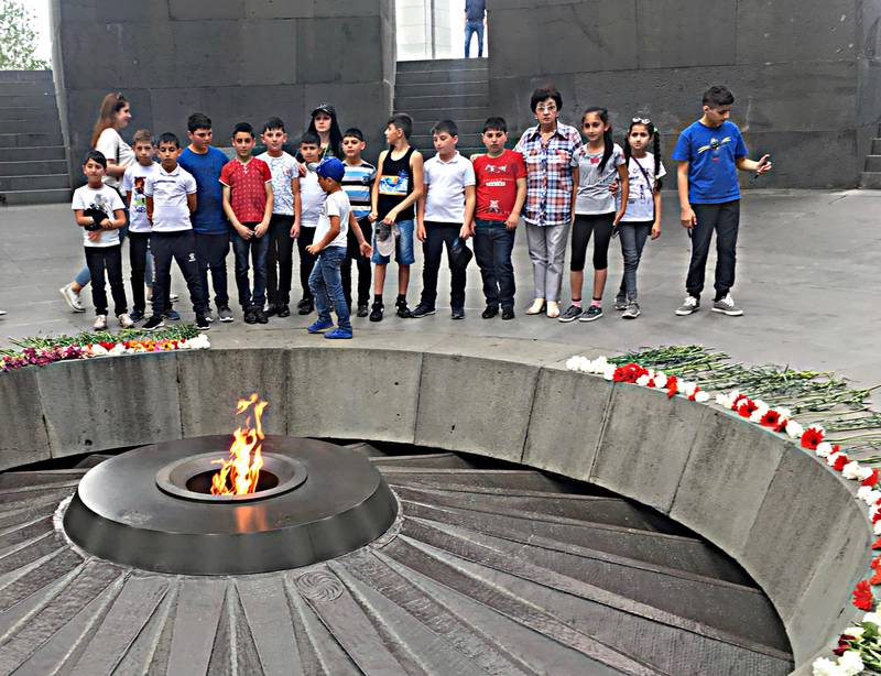 Armenske skolebarn ved minnesmerket for folkemordet i Jerevan.