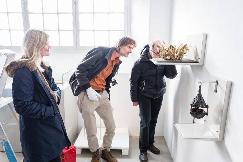 Krone: Ekspertene Marie Fongaard Seim, Niels Gerhard Johansen og Torgeir Kjos studerer brudekronen med helgenfigurer som er siste gjenstand på plass i utstillingen.