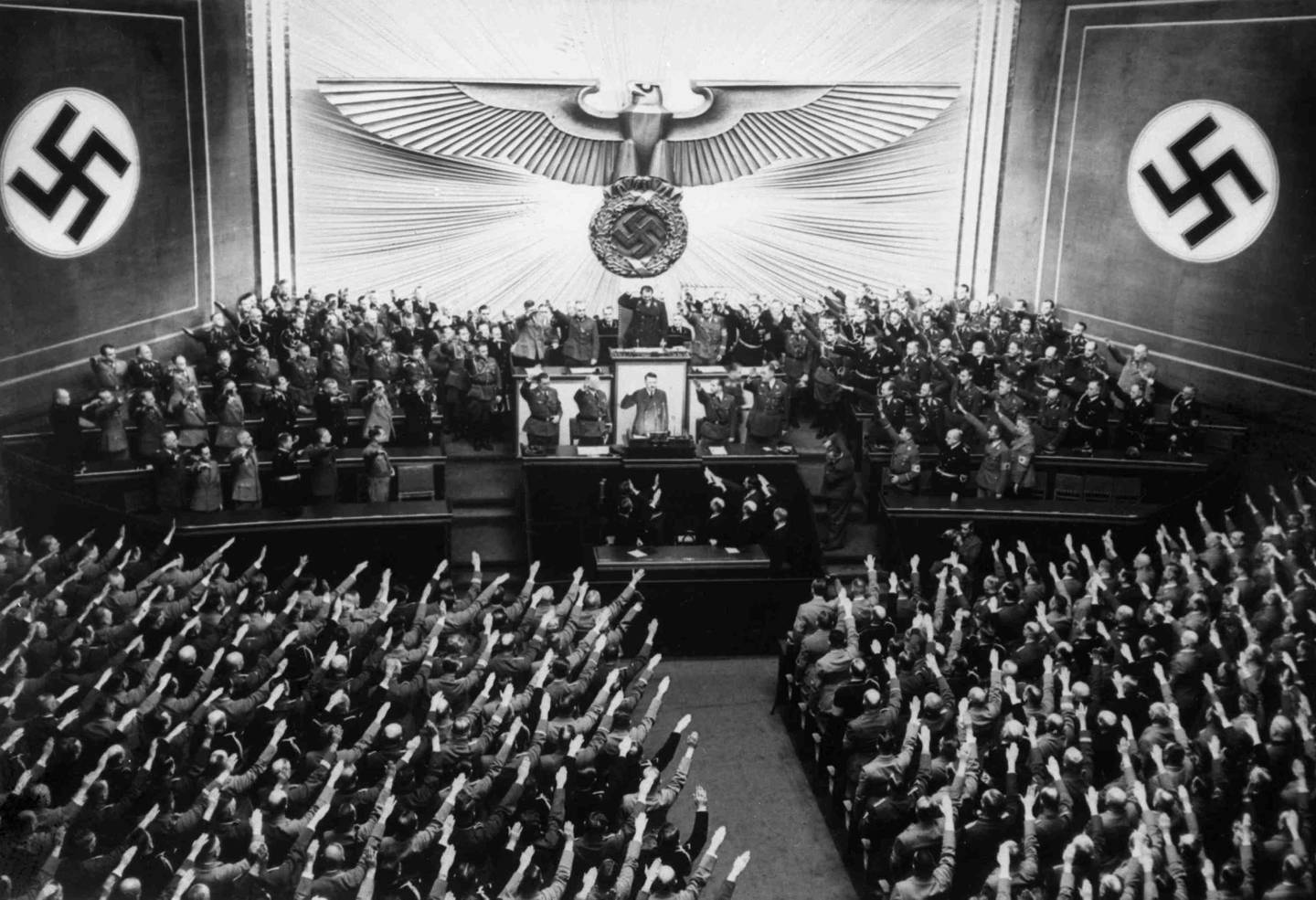 Bildet fra 1939 viser den tyske kansleren og nazisten Adolf Hitler gi nazihilsen til medlemmer av Riksdagen – det tyske  parlamentet.