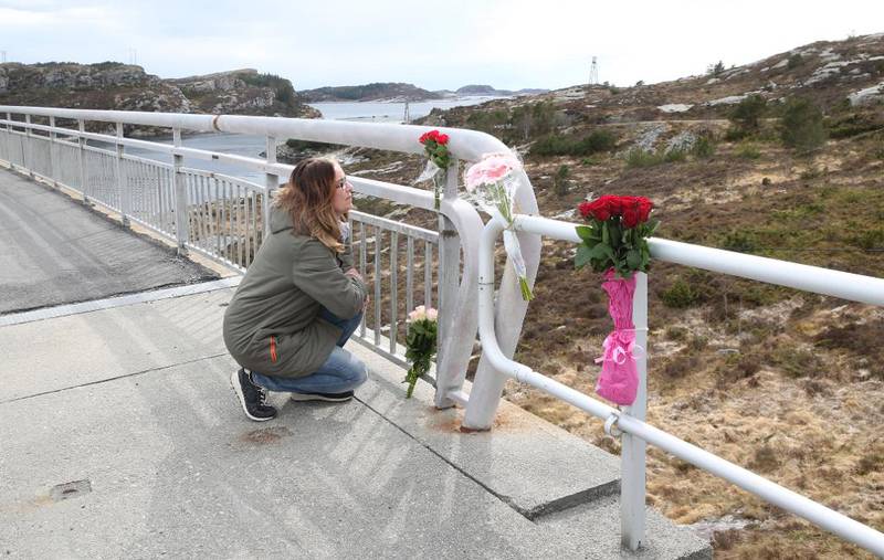 Blomster ved Svelgensund bru i Turøy, like ved stedet der et helikopter styrtet fredag. Ulykken krevde 13 menneskeliv. 