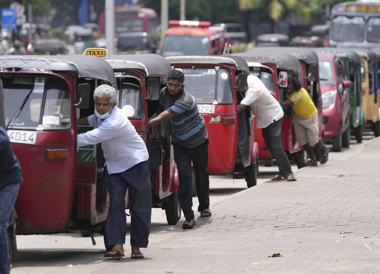 Rickshaw-sjåfører venter i bensinkø i Colombo. Foto: Eranga Jayawardena/AP/NTB