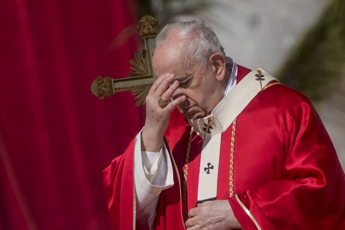 Pave Frans feirer palmesøndag på Petersplassen i Roma. Foto: Gregorio Borgia / AP / NTB