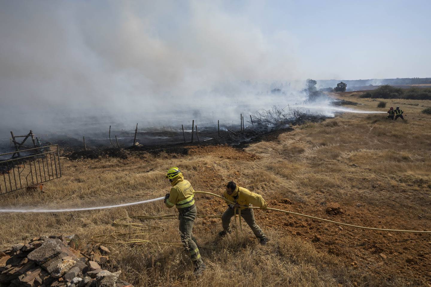 Europa er blitt rammet av store skogbranner tidligere enn vanlig i år, her fra Tabara nordvest i Spania i juli. Ifølge forskere vil brannene kunne gjøre mer skade etter hvert som klimaendringene forverres. Foto: Bernat Armangue / AP / NTB