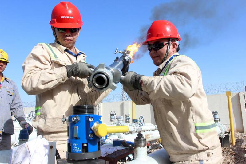 Oljearbeidere på Halfaya-feltet i Amara, sørøst for den irakiske hovedstaden Bagdad, jobber for fullt for å få opp landets oljeproduksjon. Prisfall på olje har påført landet en alvorlig økonomisk knekk.