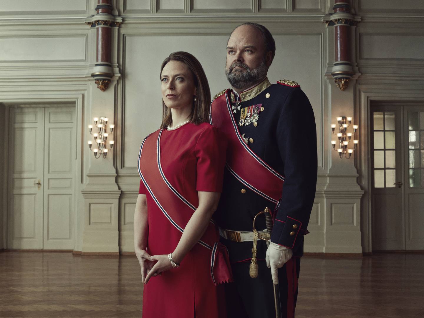Dramakomedien «Kjære landsmenn» kommer på TV 2 høsten 2021. Atle Antonsen og Ine Jansen spiller hovedrollene som kong Johan og dronning Isabella. Foto: TV 2
