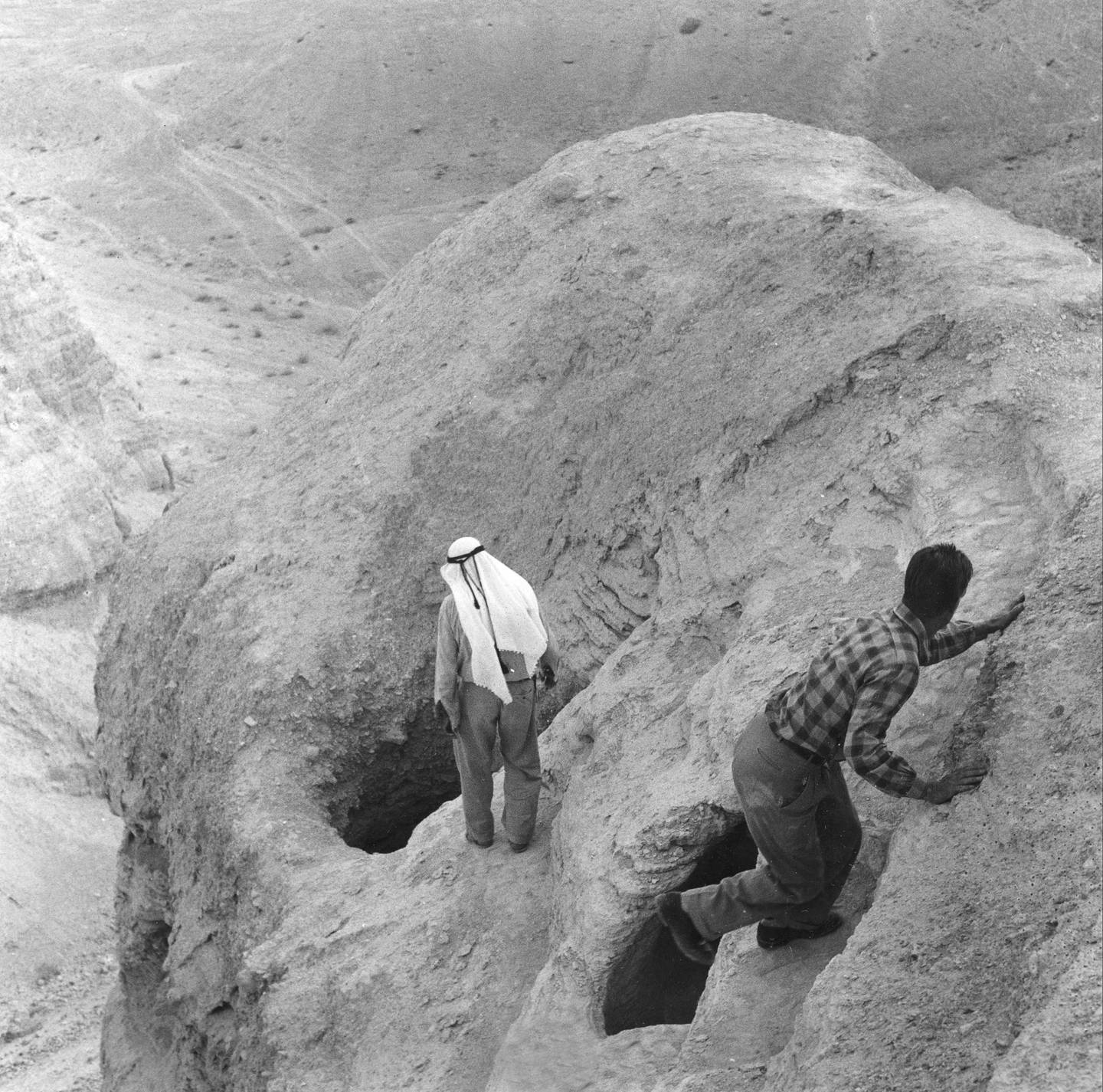FUNNET: Dødehavsrullene ble funnet i huler i Qumran og andre steder i området. De fleste forskere mener manuskriptene er skrevet innen den jødiske esseer-bevegelsen. Kanskje ble skriftene gjemt i hulene da romerne inntok Qumran noen tiår før Kristi fødsel.