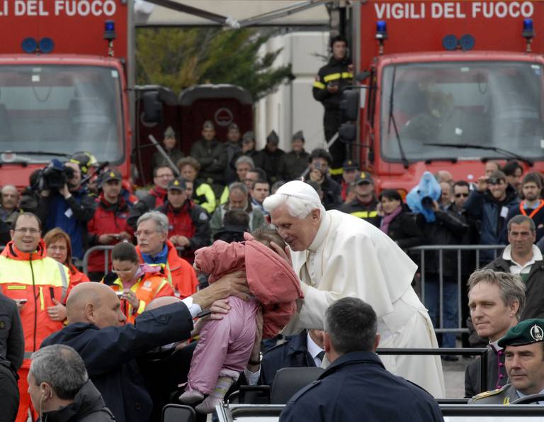 Pave Benedikt den 16. under sitt besøk i L'Aquila etter jordskjelvet i 2009. Foto: Sandro Perozzi / AP / NTB