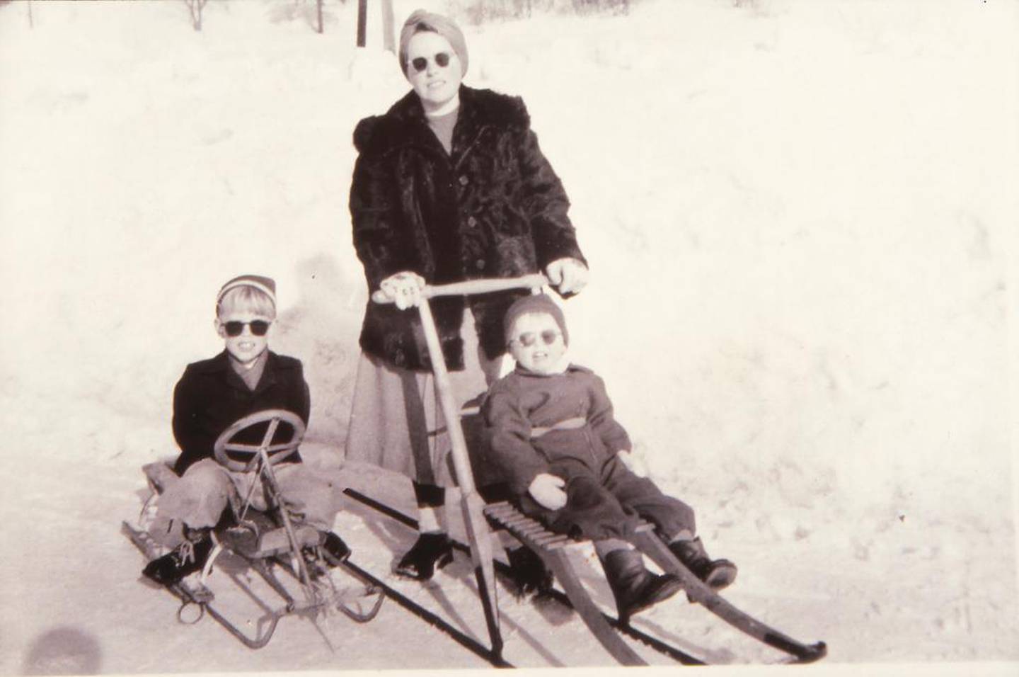 Evy Dahl med sine to sønner. På rattkjelken sitter Tor Edvin, mens Håkon nyter vintersolen på sparken.