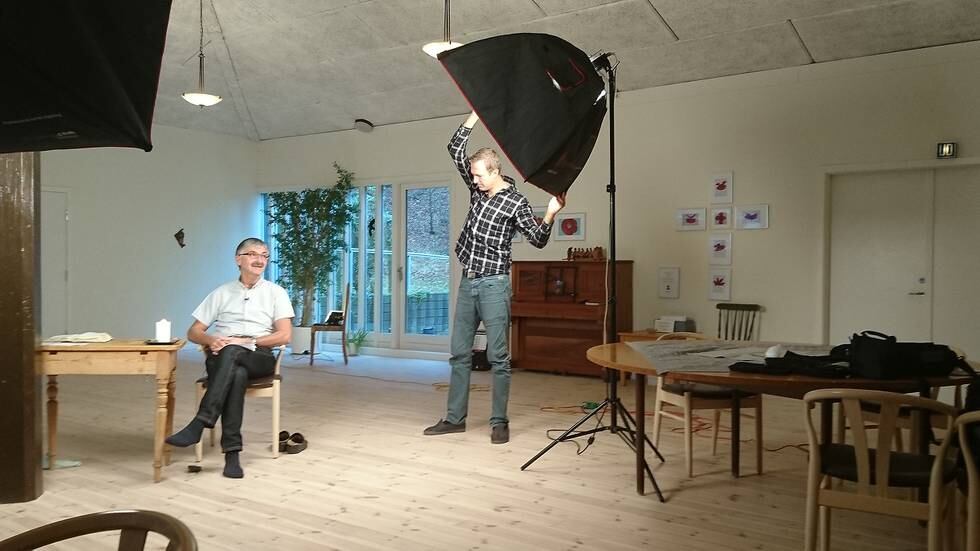 TROSPRAKSIS: I fjor sommer lanserte Areopagos Danmark trospraksis.tv. Her ser man Harald Wishmann gjør klar filmopptak av Johannes Pedersen som skal undervise om bibelmeditasjon. 