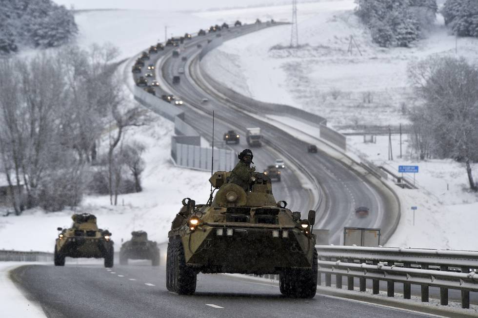 En kolonne med russiske pansrede kjøretøyer langs en hovedvei på Krim-halvøya torsdag. Foto: AP / NTB