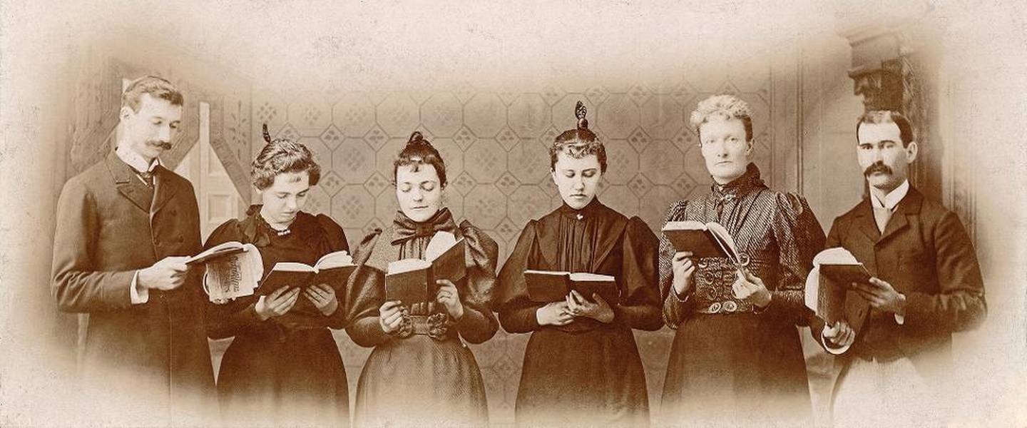 Sanggruppe som synger fra boken Gospel Hymns i 1887.