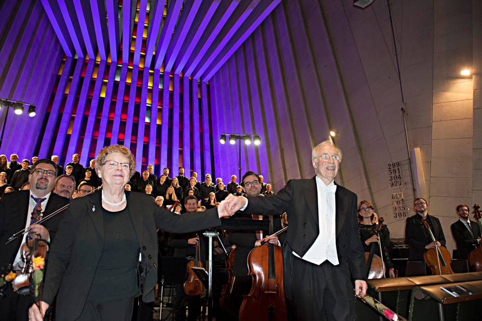 Peder og ­Margaret Rensvik mottok publikums ovasjoner etter åpningskonserten, som var Peders avskjed som dirigent – med Rossinis Stabat Mater.