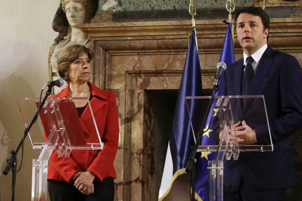 Catherine Colonna (t.v.) har blitt utnevnt til ny utenriksminister i Frankrike. Hun har lenge jobbet som diplomat, og her er hun sammen med Italias daværende statsminister Matteo Renzi i 2015. Arkivfoto: Gregorio Borgia / AP / NTB