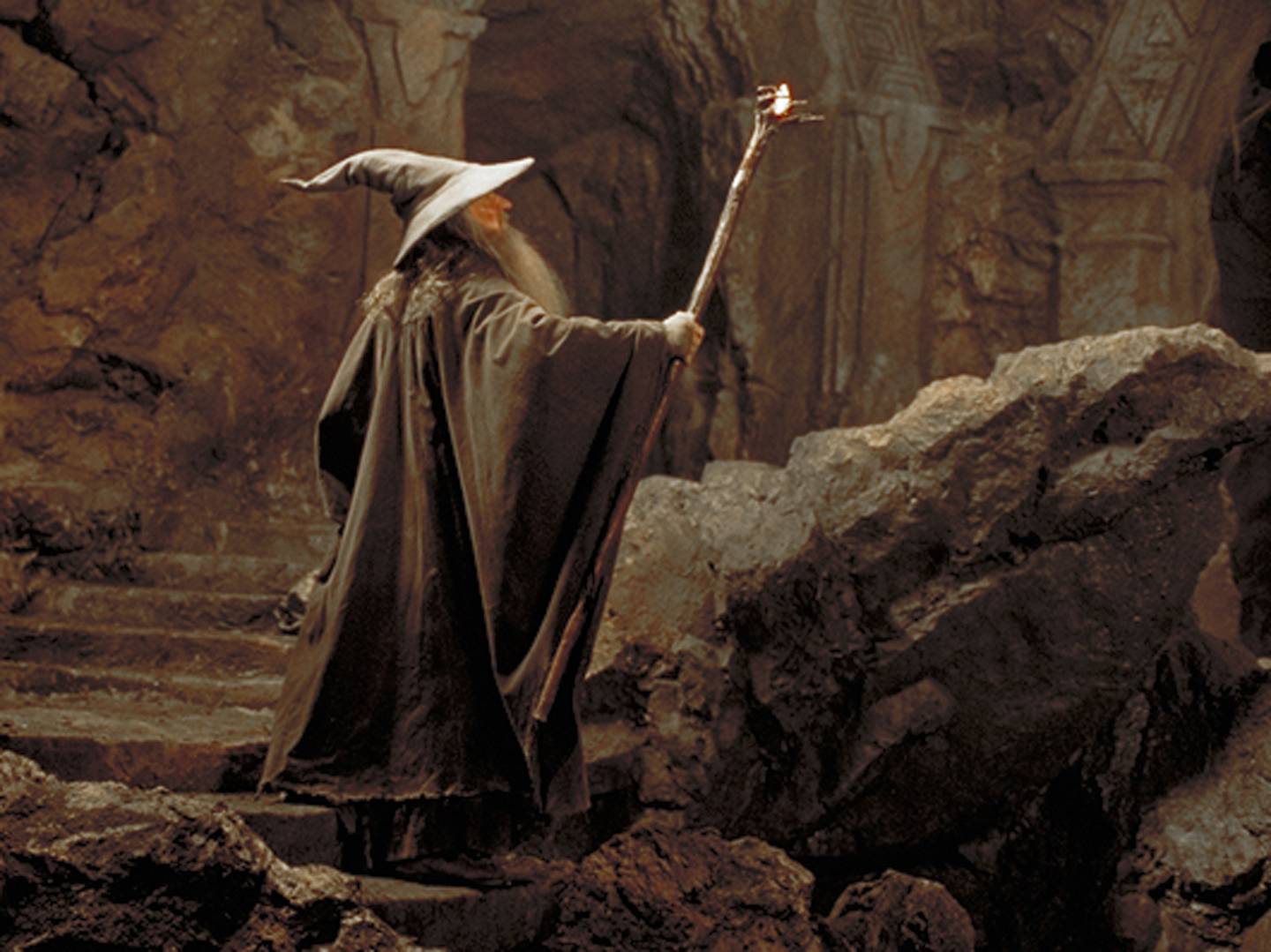 TRIOLOGI: Skuespiller Ian McKellen er trollmannen Gandalf i denne scenen fra Columbia Pictures «Ringenes Herre: Ringens fellesskap». Høsten 2001-filmserien er tung på litterære tilpasninger som «The Shipping News», «The Musketeer» og «Lord of the Rings», basert på J.R.R. Tolkiens middelaldertrilogi.