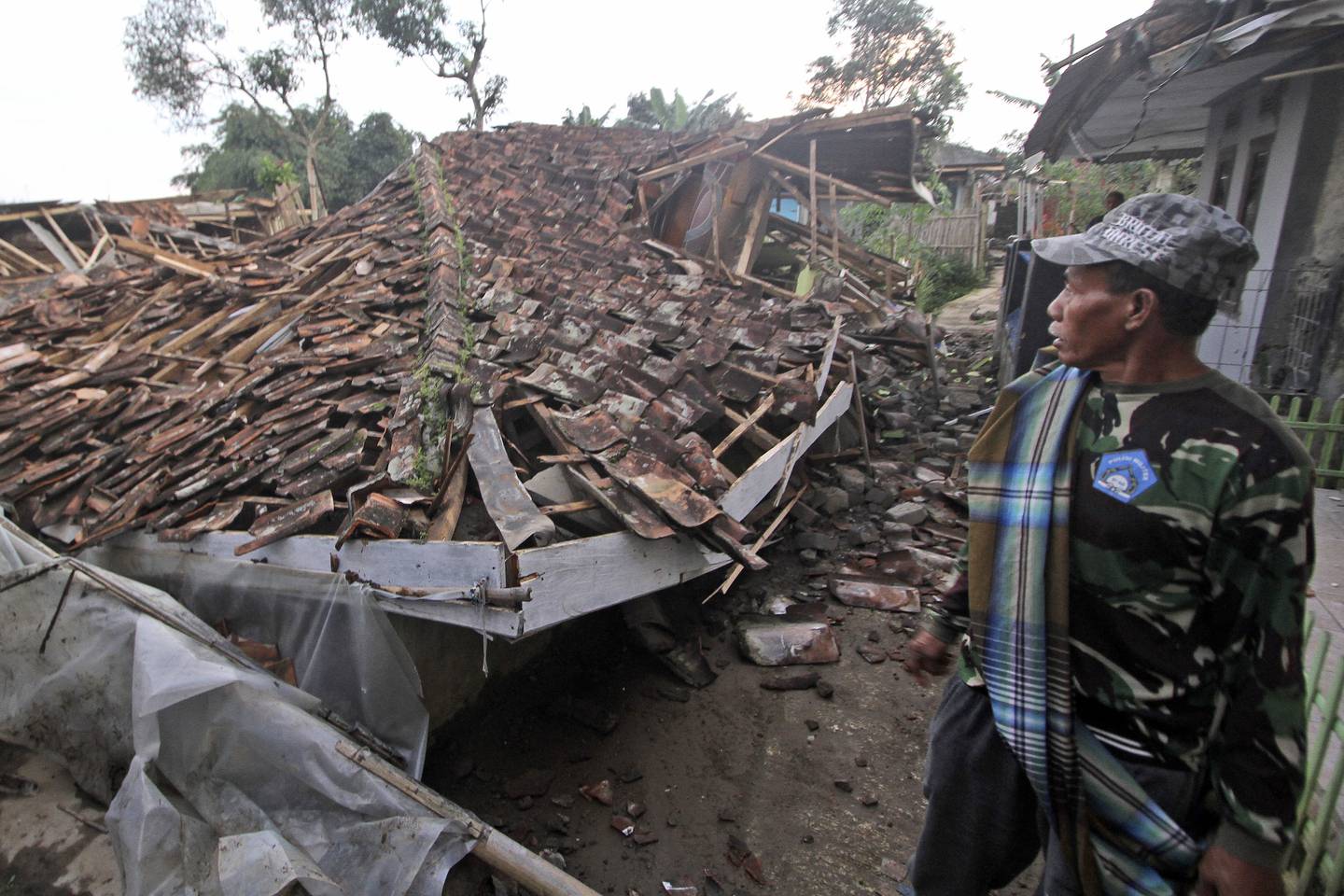 Dødstallene stiger fortsatt etter et jordskjelv rammet Indonesia mandag.