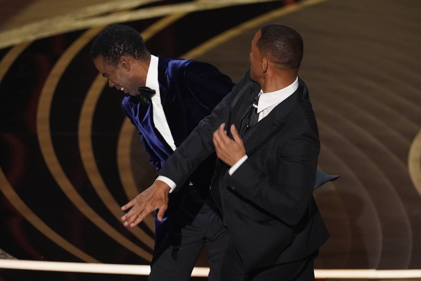 Nattens mest omdiskuterte øyeblikk skjedde da Will Smith ga Chris Rock et slag i ansiktet. Foto: Chris Pizzello / AP / NTB