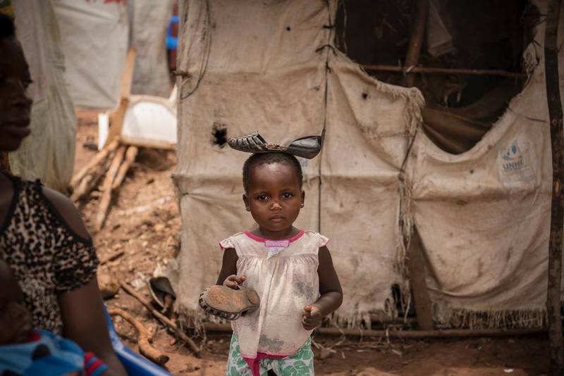 Sony Solange er tre år, og fikk ikke tatt med seg lekene sine da familien måtte flykte fra Kasai-regionen i DR Kongo. I en flyktningleir over grensen til Angola morer hun seg med å balansere en sko på hodet.