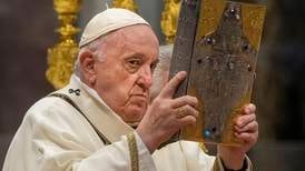 Paven feirer messe og vasker innsattes føtter