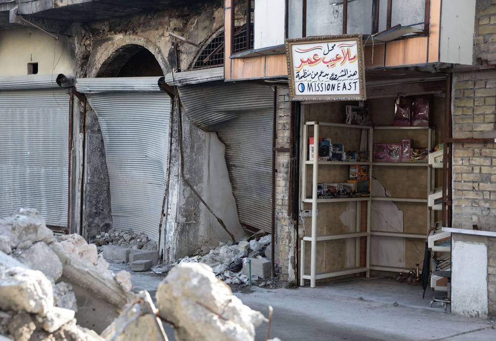 A picture shows a view of damaged shops in Iraq's northern city of Mosul on January 31, 2022. - Once boasting a million titles, the University of Mosul's library is set to reopen its doors after its books met a fiery fate under the Islamic State group, whose reign of destruction in the city saw the burning of thousands of books on philosophy, law, science and poetry, while the most valuable of these titles were sold on the black market. (Photo by Zaid AL-OBEIDI / AFP)