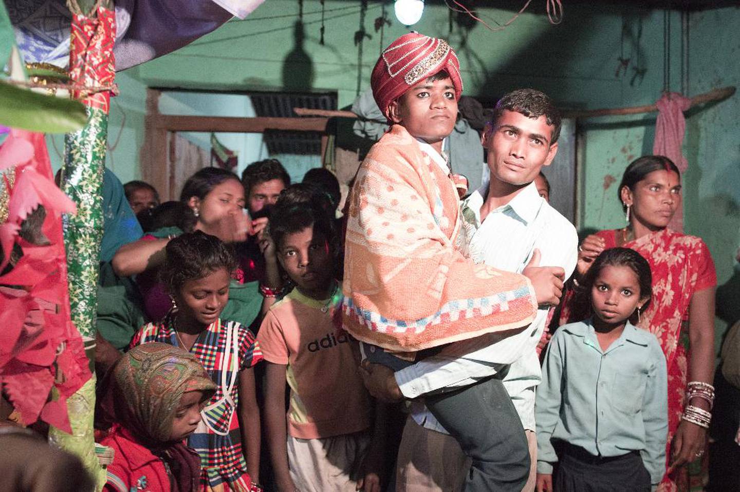 Den unge brudgommen er spent idet han bæres inn til bryllupsseremonien med jenta han aldri før har møtt. Arrangerte barneekteskap er utbredt i Nepal.