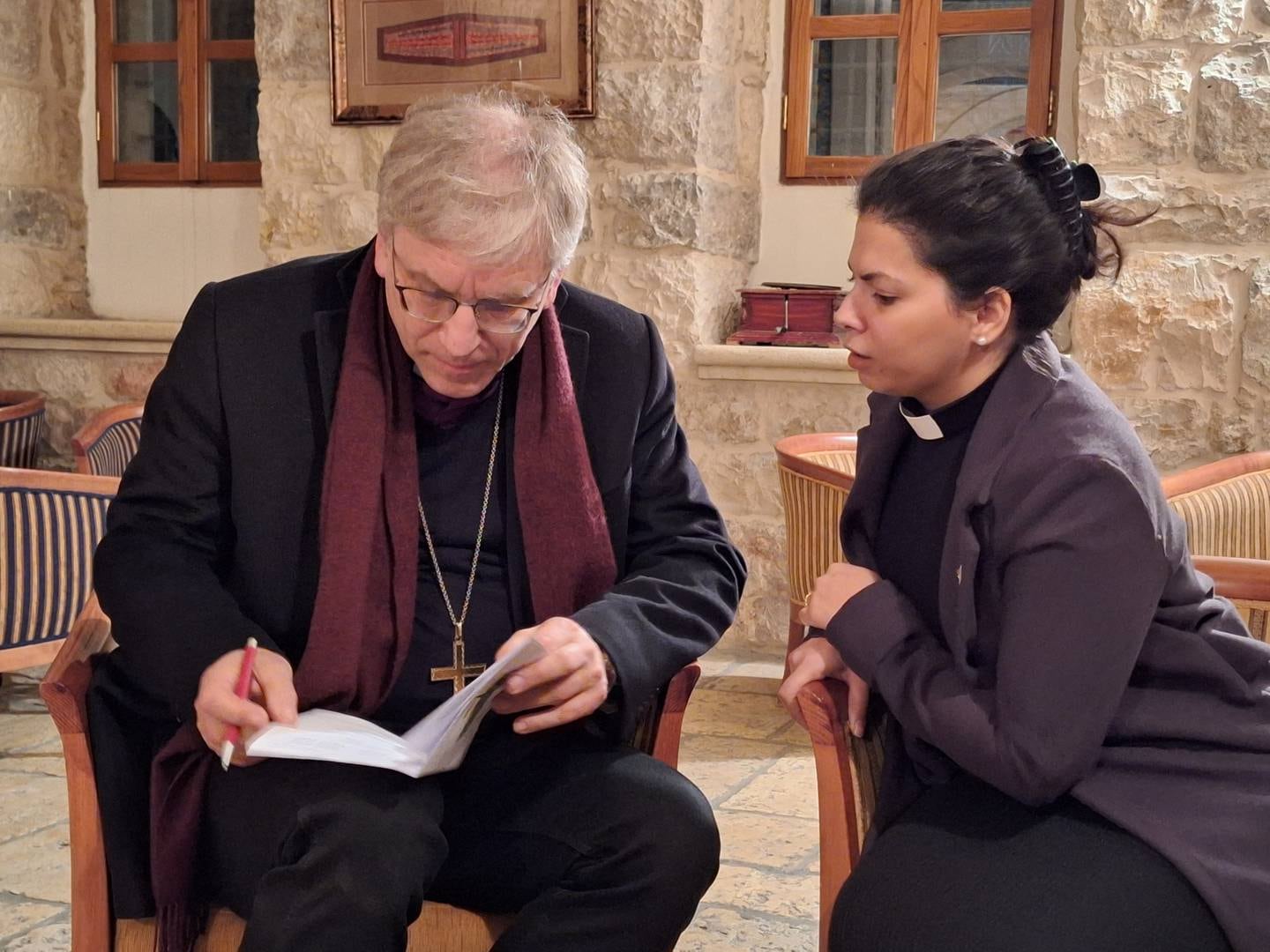 MØTE: Preses Olav Fykse Tveit møtte blant annet Sally Azar da han var i Det hellige land. Azar ble ordinert til prest i fjor, som første palestinske kvinne.