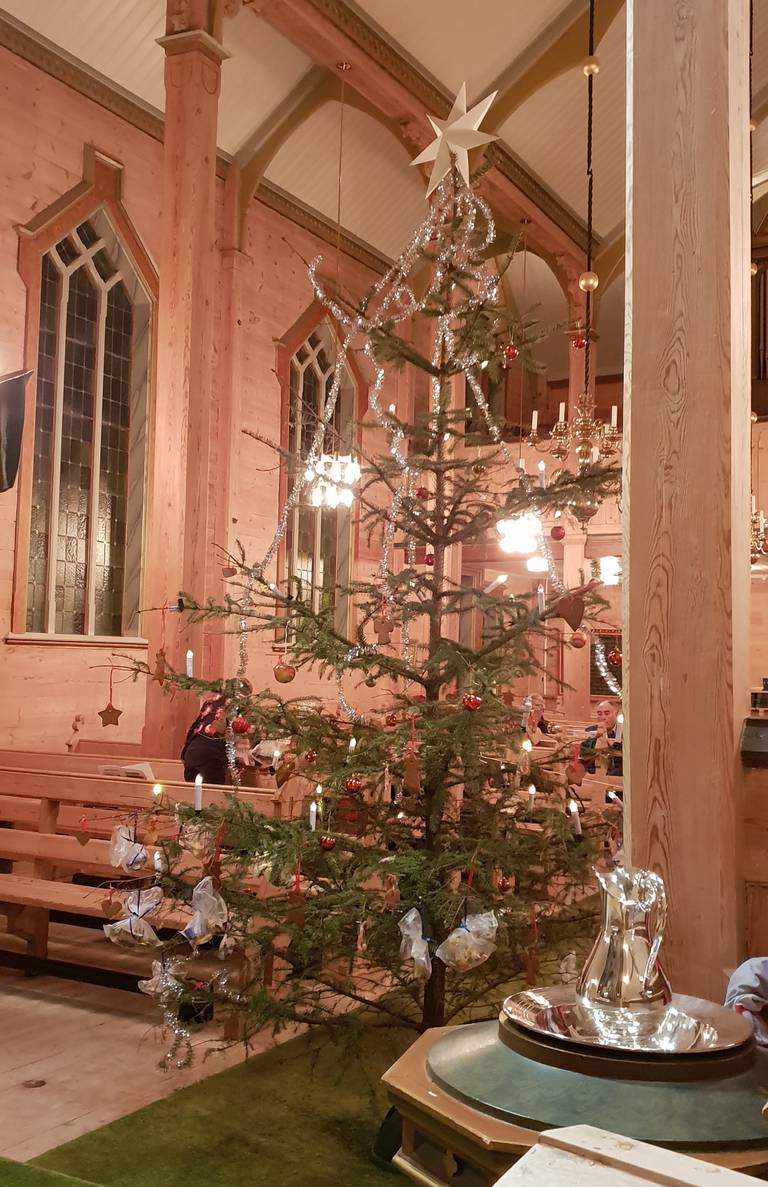 Juletrefestgudstjeneste i Varaldsøy kyrkje. Kaker og godteri på treet. Dåp