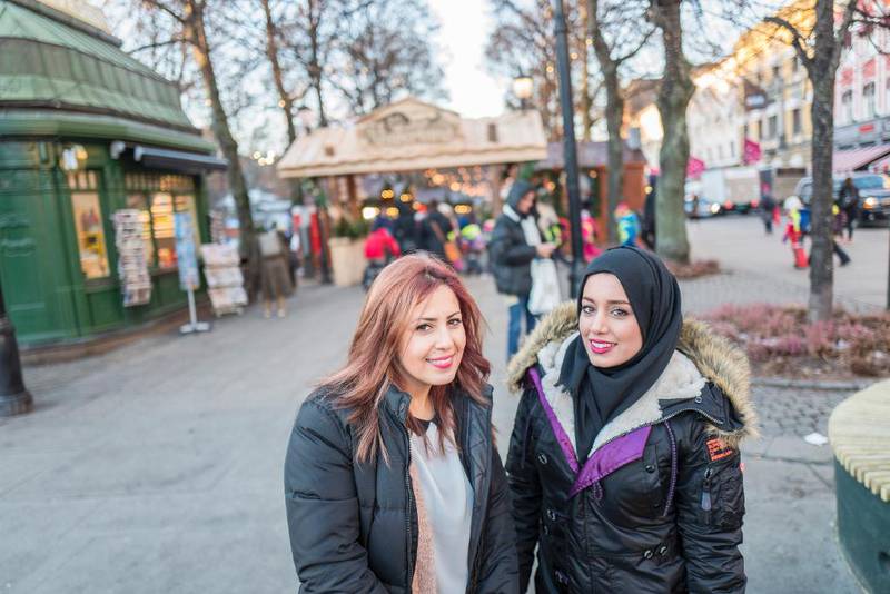 Hadeel Jawad (t.v.) er født og oppvekst i Sverige, med familie fra Irak. Hun og venninnen Kawthar Mohammed mener nordmenn stort sett er hyggelige.