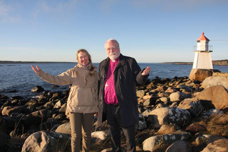 Solveig Egeland fikk ideen til Håpets katedral på en tur på Asmaløy. Her sammen med biskop Atle Sommerfeldt på Hvaler.