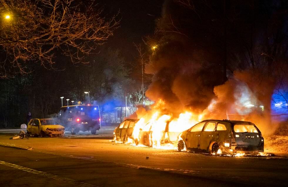 OPPTØYER: Natt til mandag brant flere biler i Malmø etter døgn med opptøyer.
