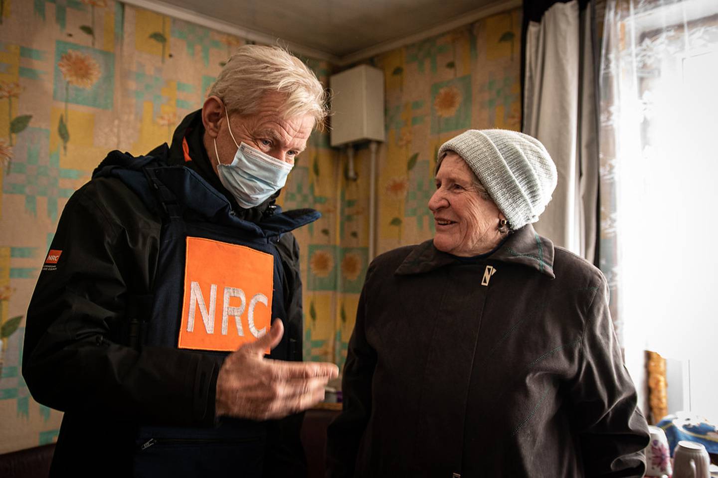 ALENE: Jan Egeland i samtale med Mariia fra Ukraina. Da de andre beboerne i leilighetskomplekset Mariia bor i flykta, ble hun igjen. Hun er blant flere eldre som er igjen øst i Ukraina.