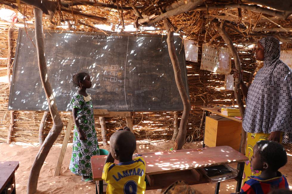 Rundt 750 skoler har måttet stenge i Mali på grunn av konflikter og økt terrortrussel. Strømmestiftelsen bidrar med et stort antall hurtigskoler (bildet) som kvalifiserer barn som ikke har fått skolegang til å begynne direkte i 4. klasse i den offentlige skolen.